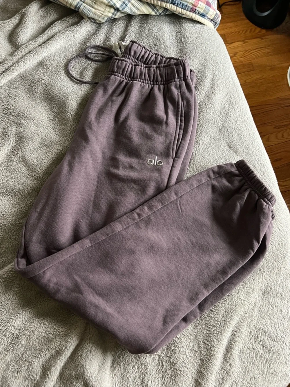 Alo Yoga Women’s Accolade Sweatpants Smokey Quartz Purple Medium